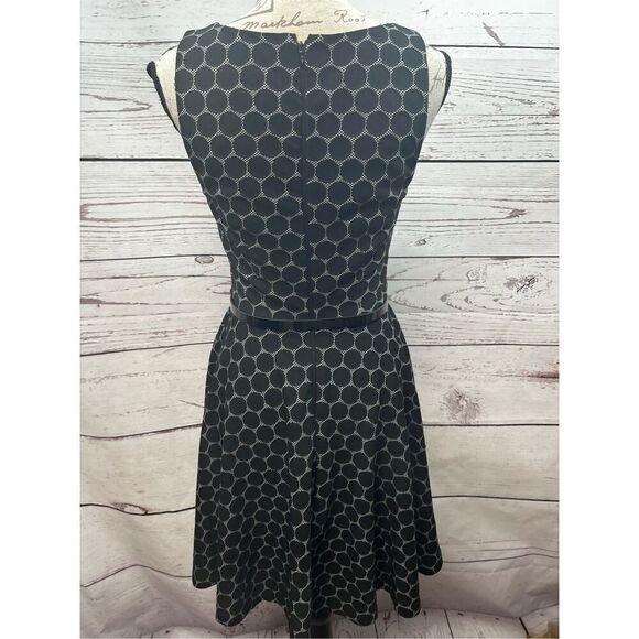 Elle size 2 black A line dress with white circled pattern and belt-3029 - Picture 2 of 4